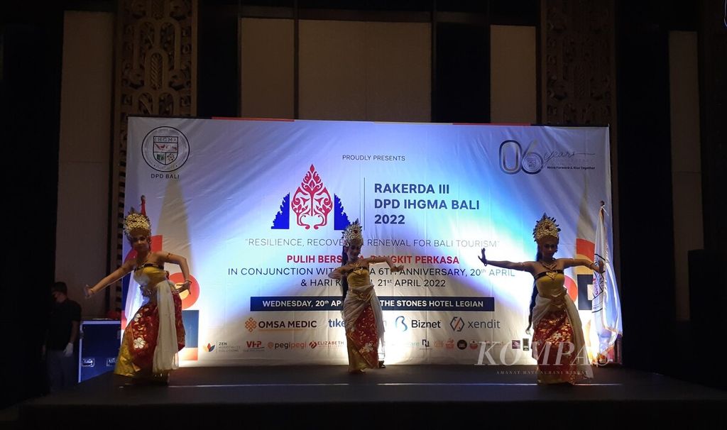Pementasan tari Bali dalam acara pembukaan Rakerda III DPD Indonesian Hotel General Manager Association (IHGMA) Bali di The Stones Hotel, Legian, Kuta, Kabupaten Badung, Rabu (20/4/2022). 