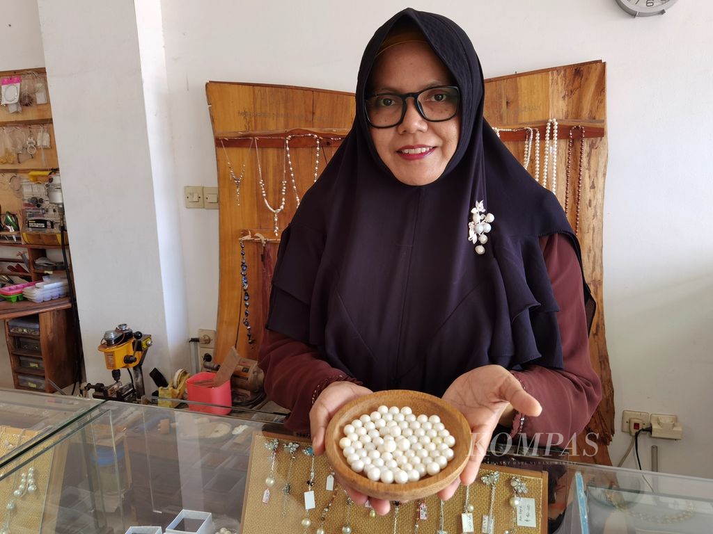 Pemilik Maza Handcrafted Pearls and Jewerly, Luberty Budi Utama (43), saat ditemui di tokonya di kawasan Jalan Gajah Mada, Sekarbela, Mataram, Senin (22/5/2023).