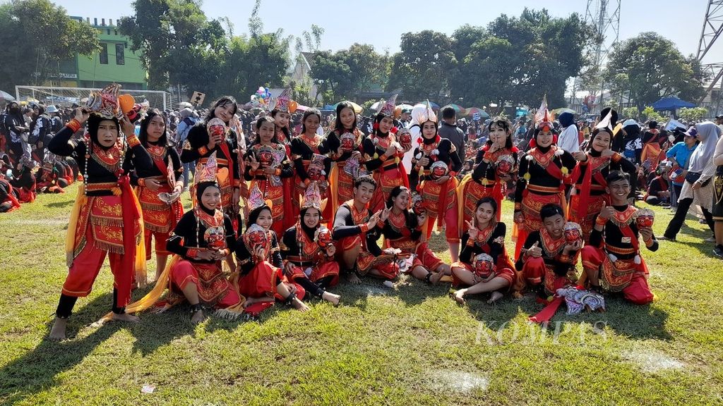 Foto bersama siswa menjadi momentum yang tak terpisahkan bagi para siswa yang baru saja menyelesaikan Gebyar Tari Topeng Bapang di lapangan Pakisaji, Kecamatan Pakisaji, Kabupaten Malang, Jawa Timur, Rabu (17/5/2023).
