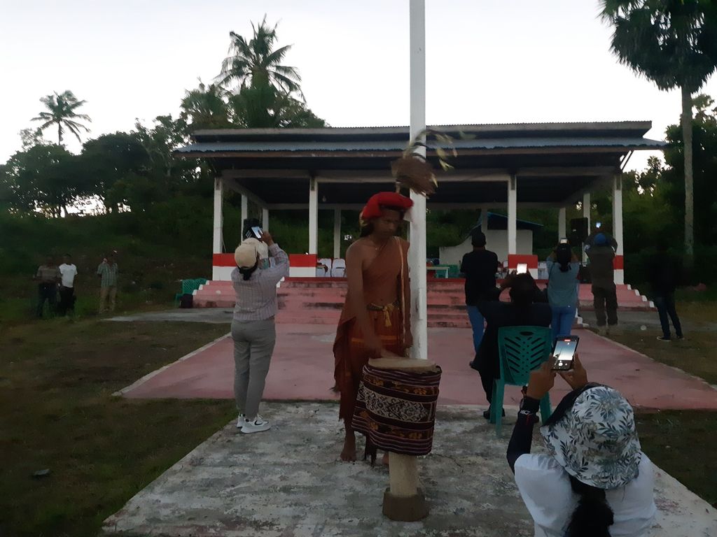 Seorang pemuda memukul tifa ketika fase gerhana matahari total di Kisar, Maluku, pada Kamis (20/4/2023) siang. Dalam tradisi lokal, bunyi tifa untuk memanggil kembali matahari yang sempat hilang terhalang bayangan bulan.