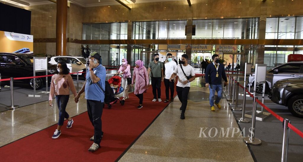 Pengunjung memasuki area pameran otomotif Jakarta Auto Week yang berlangsung di Jakarta Convention Center, Jakarta, Minggu (13/3/2022). Jakarta Auto Week yang diikuti 13 merek mobil serta industri pendukung otomotif tersebut berlangsung hingga 20 Maret 2022. 
