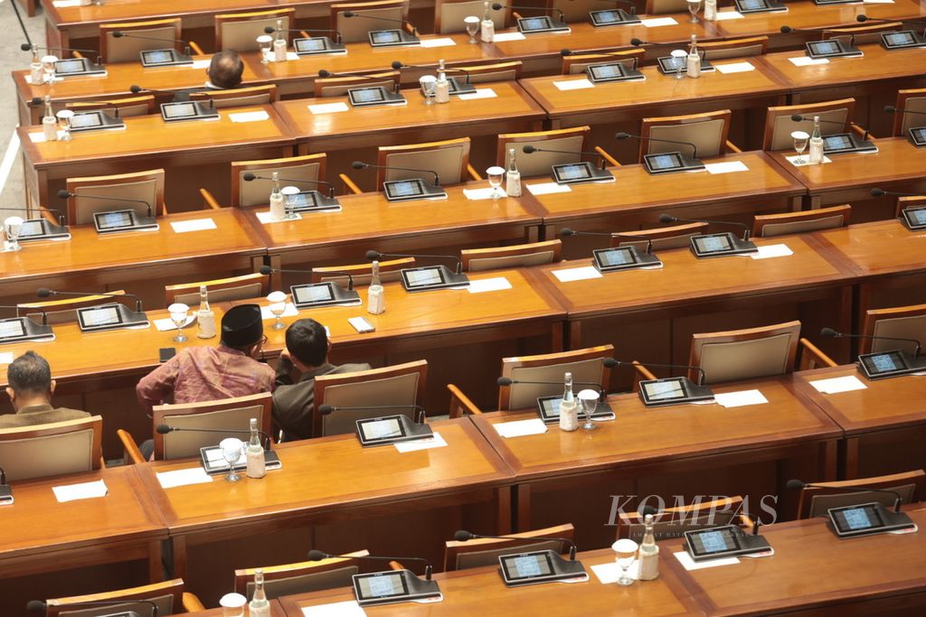 Suasana rapat paripurna DPR dengan agenda pengambilan keputusan tentang Rancangan Kitab Undang-undang Hukum Pidana (RKUHP) di Kompleks Parlemen, Senayan, Jakarta, Selasa (5/12/2022). DPR mengesahkan RKUHP menjadi Undang-undang KUHP secara aklamasi. 
