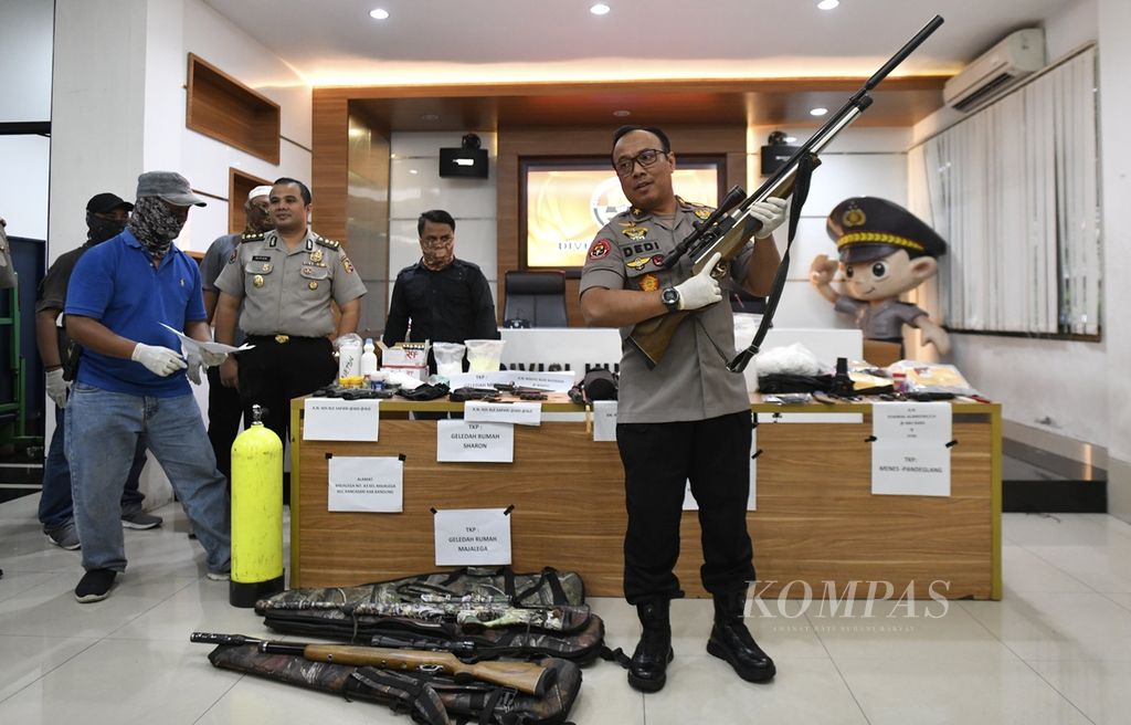 Kepala Biro Penerangan Masyarakat Divisi Humas Polri Brigadir Jenderal (Pol) Dedi Prasetyo menunjukkan barang bukti berupa senjata berburu saat rilis pengungkapan jaringan terorisme di Mabes Polri, Jakarta, Kamis (17/10/2019). 