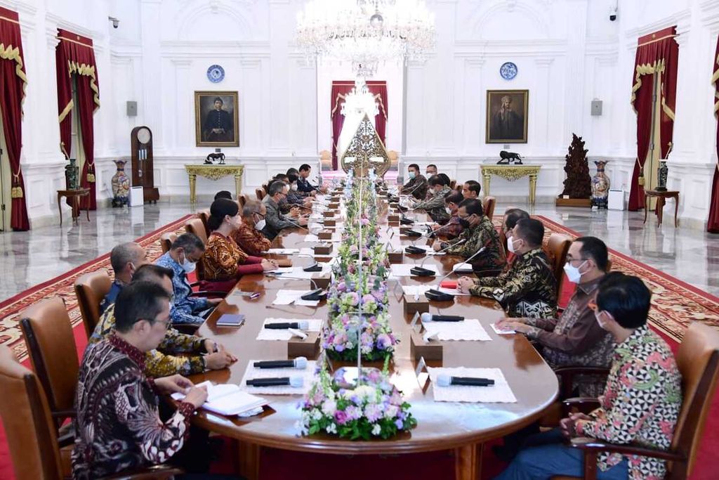 Presiden Joko Widodo menerima perwakilan industri jasa keuangan di Istana Merdeka, Jakarta, Senin (16/1/2023).