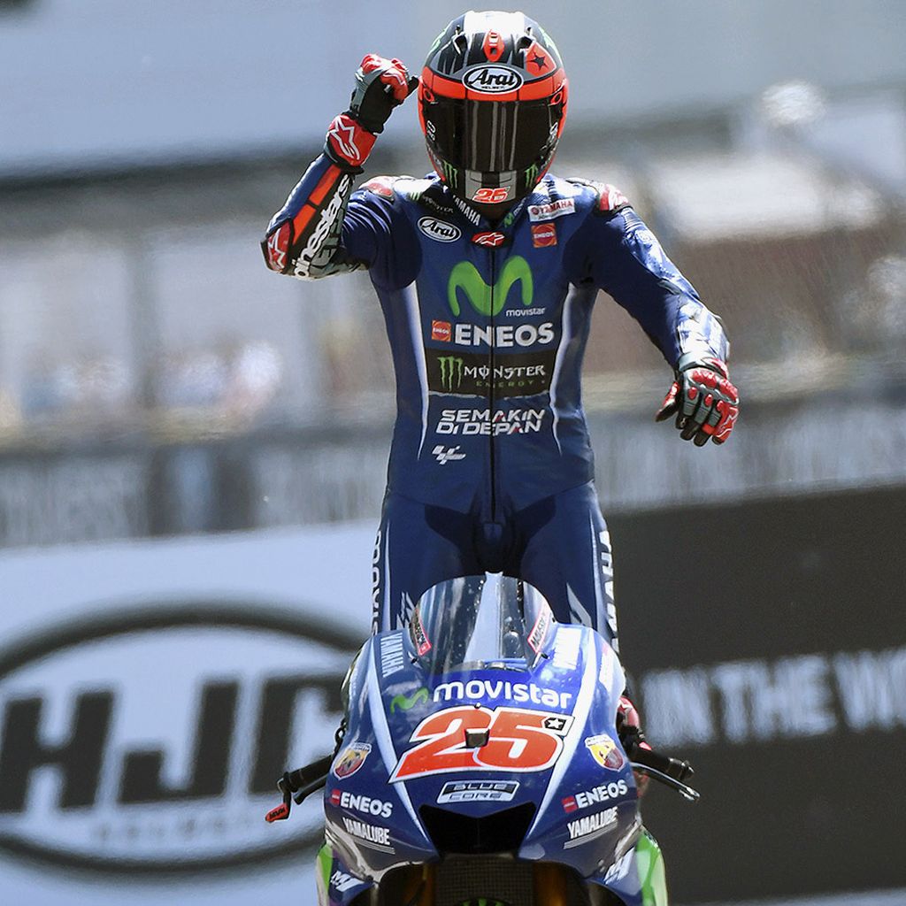 Aksi pebalap Yamaha, Maverick Vinales, setelah memenangi balapan MotoGP seri Le Mans, Perancis, Minggu (21/5) malam WIB.