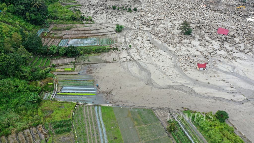 Foto udara areal pertanian yang terdampak banjir bandang di Desa Simangulampe, Kabupaten Humbang Hasundutan, Sumatera Utara, Kamis (7/12/2023). Deforestasi di kawasan hulu Danau Toba memperburuk dampak bencana. 