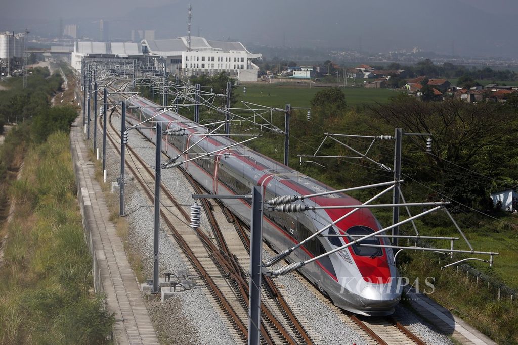 Uji coba kereta cepat dari Stasiun Tegalluar menuju Stasiun Padalarang, Bandung, Jawa Barat, Jumat (4/8/2023). Pemerintah berencana mengoperasikan proyek strategis nasional kereta cepat ini pada awal Oktober 2023.