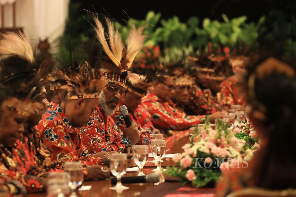 Perwakilan tokoh Papua, Abisai Rollo, menyampaikan aspirasi masyarakat Papua dan Papua Barat dalam pertemuan dengan Presiden Joko Widodo di Istana Negara, Jakarta, Selasa (10/9/2019). 