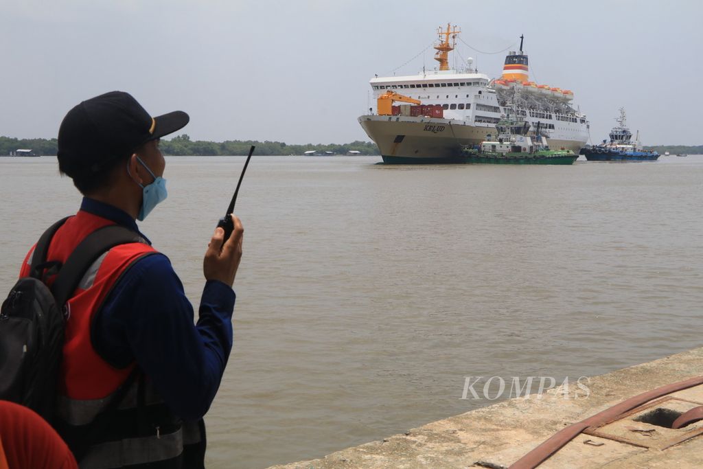 KM Kelud tiba di Terminal Penumpang Bandar Deli, Pelabuhan Belawan, Medan, Selasa (18/4/2023). 