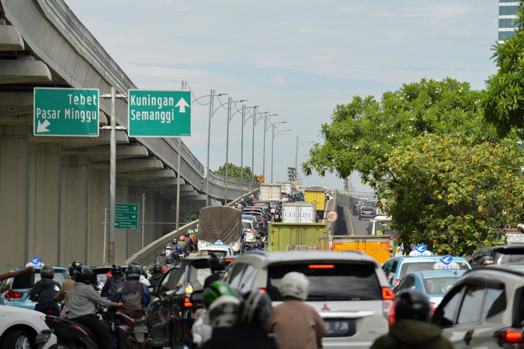Sejumlah pengendara terjebak kemacetan di Jalan Gatot Subroto, Jakarta Selatan, Senin (9/1/2023). Korlantas Polri mencatat, pada 2023 ada sekitar lebih dari 150 juta kendaraan yang telah terintegrasi di Indonesia. 