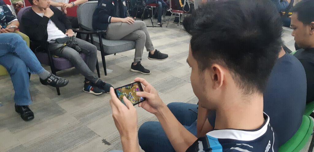 Salah satu pemain <i>e-sport</i> dari tim EVOS E-Sports sedang bermain video gim berbasis telepon pintar, Senin (18/2/2019) di Jakarta. <i>E-sport</i> semakin digemari generasi milenial.