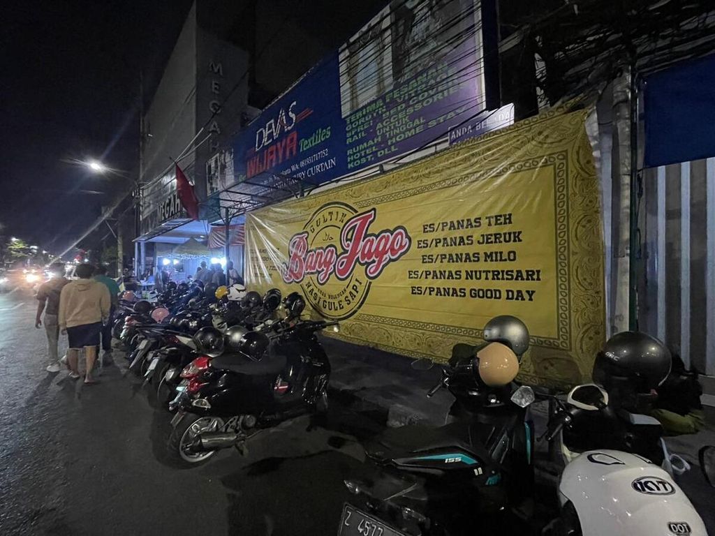  Beberapa konsumen mengunjungi Gultik Bang Jago di Yogyakarta, Kamis (2/11/2023).