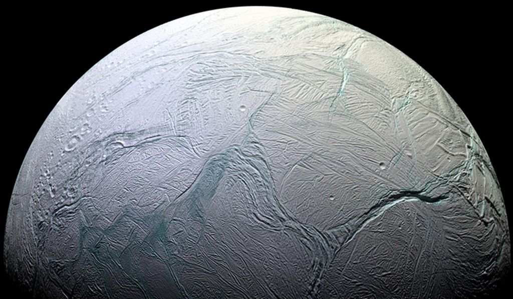 Citra permukaan Enceladus, bulan Saturnus. Satelit Saturnus ini memiliki permukaan yang diselubungi lapisan es dengan samudra air cair di bawahnya dan aktivitas geologis yang menghasilkan ventilasi hidrotermal di bagian bawah samudranya. Satelit ini menjadi salah satu kandidat dunia baru yang diyakini bisa menopang kehidupan.