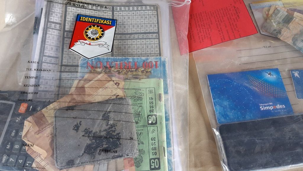 Barang bukti dalam kasus perjudian togel yang disita pihak Polres Badung dan jajarannya ditunjukkan dalam jumpa pers di Kantor Polres Badung, Mengwi, Badung, Bali, Selasa (23/8/2022). Pihak Polres Badung mengungkap sembilan kasus perjudian togel dan menahan 10 tersangka kasus perjudian.
