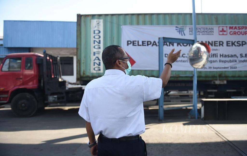 Petugas saat pelepasan kontainer ekspor ke-100.000 berisi produk alumunium produksi Maspion di Sidoarjo, Jawa Timur, Kamis (29/9/2022). Tujuan ekspor ke-100.000 tersebut adalah Amerika Serikat dengan nilai 1,2 juta dollar AS. 