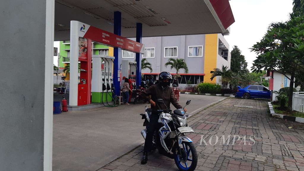 Suasana antrean pembelian BBM di salah satu SPBU di Bandar Lampung, Senin (3/10/2022). Kenaikan harga BBM menjadi pemicu utama inflasi di dua kota di Lampung.