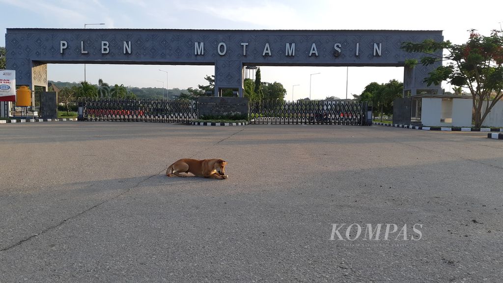 Suasana di Pos Lintas Batas Motamasin, Kabupaten Malaka, Nusa Tenggara Timur, terlihat sepi, seperti pada Senin (10/1/2022). Tampak seekor anjing menggigit tulang sapi di gerbang pos yang menjadi salah satu gerbang perbatasan antara Indonesia dan Timor Leste itu.