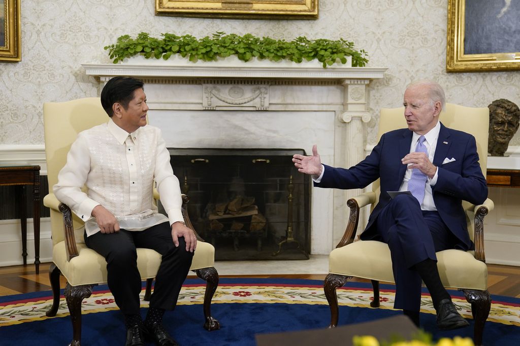 Presiden AS Joe Biden berbicara dengan Presiden Filipina Ferdinand Marcos Jr di ruang Kantor Oval Gedung Putih, Washington DC, AS, Senin (1/5/2023). 