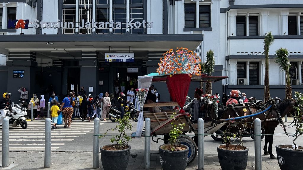 Delman wisata saat parkir depan Stasiun Jakarta Kota di kawasan Kota Tua, Jakarta Barat, pada Kamis (5/1/2023).