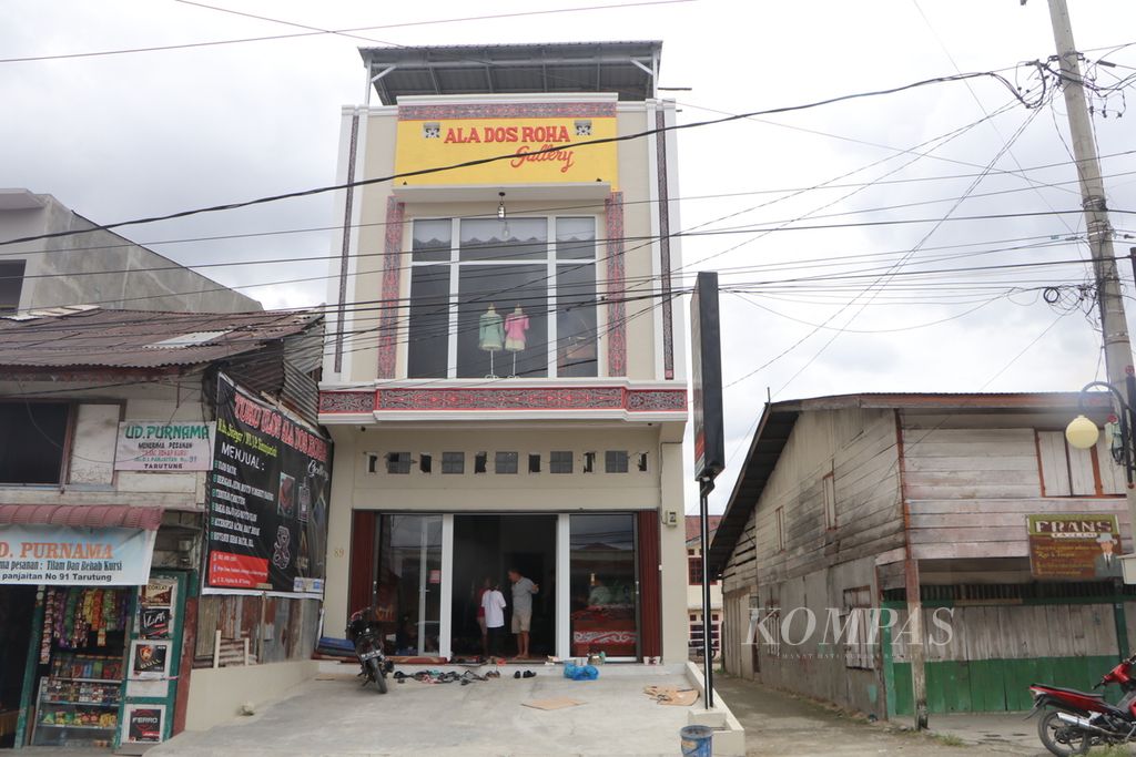 Rumah toko tiga lantai yang baru tiga bulan selesai dibangun mengalami retak di beberapa bagian di Jalan DI Panjaitan di Kecamatan Tarutung, Kabupaten Tapanuli Utara, Sumatera Utara, Minggu (2/10/2022). Sebanyak 352 rumah rusak berat akibat gempa Tapanuli Utara dan sebagian besar adalah rumah yang dibangun beberapa tahun terakhir. 