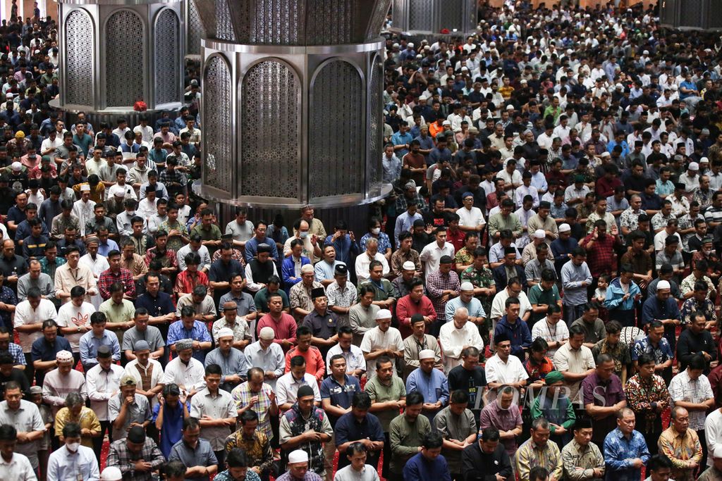 Umat Islam melaksanakan shalat Jumat pada minggu pertama bulan suci Ramadhan di Masjid Istiqlal, Jakarta Pusat, Jumat (15/3/2024).