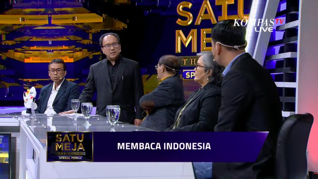 Wakil Pemimpin Umum <i>Kompas </i>Budiman Tanuredjo memimpin diskusi <i>Satu Meja The Forum Spesial Pemilu </i>episode Membaca Indonesia” yang ditayangkan Kompas TV, Rabu (20/12/2023). Diskusi ini membahas sejumlah masalah serius yang dihadapi Indonesia, seperti kemiskinan, buruknya demokrasi, serta pemberantasan korupsi dan penegakan hukum yang lemah.