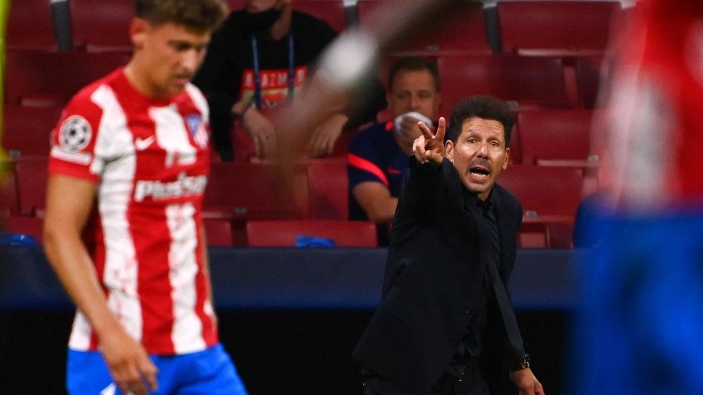 Pelatih Atletico Madrid Diego Simeone (kanan) berteriak dari pinggir lapangan untuk memberikan instruksi kepada pemainnya dalam laga melawan FC Porto, beberapa waktu lalu. 