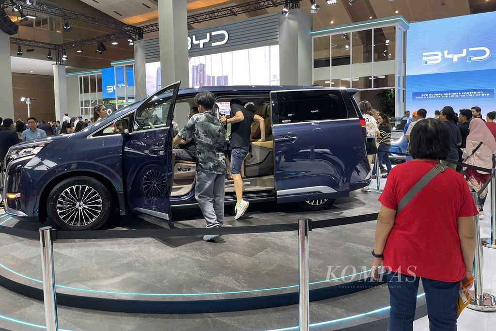 Mobil MPV mewah bertenaga listrik, Denza D9, menarik perhatian pengunjung pameran Indonesia International Motor Show 2024 pada Sabtu (24/2/2024) di Jakarta International Expo, Kemayoran.