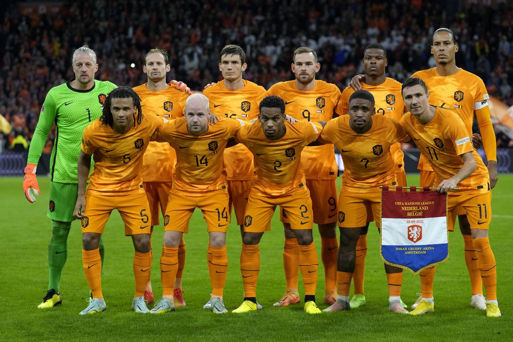 Tim nasional Belanda sebelum laga melawan Belgia pada Liga Nasional Eropa di Johan Cruyff ArenA, Amsterdam, Belanda, 25 September 2022. Belanda akan berlaga di Grup A bersama tuan rumah Qatar, Ekuador, dan Senegal pada Piala Dunia Qatar 2022.