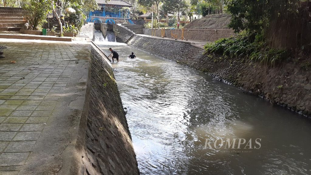  A number of residents are active in Tukad Bindu in Kesiman Village, East Denpasar District, Denpasar City, Sunday (31/7/2022). Tukad Bindu's transformation from dirty to clean has become an inspiration for residents to clean and maintain the cleanliness of rivers in Denpasar City.