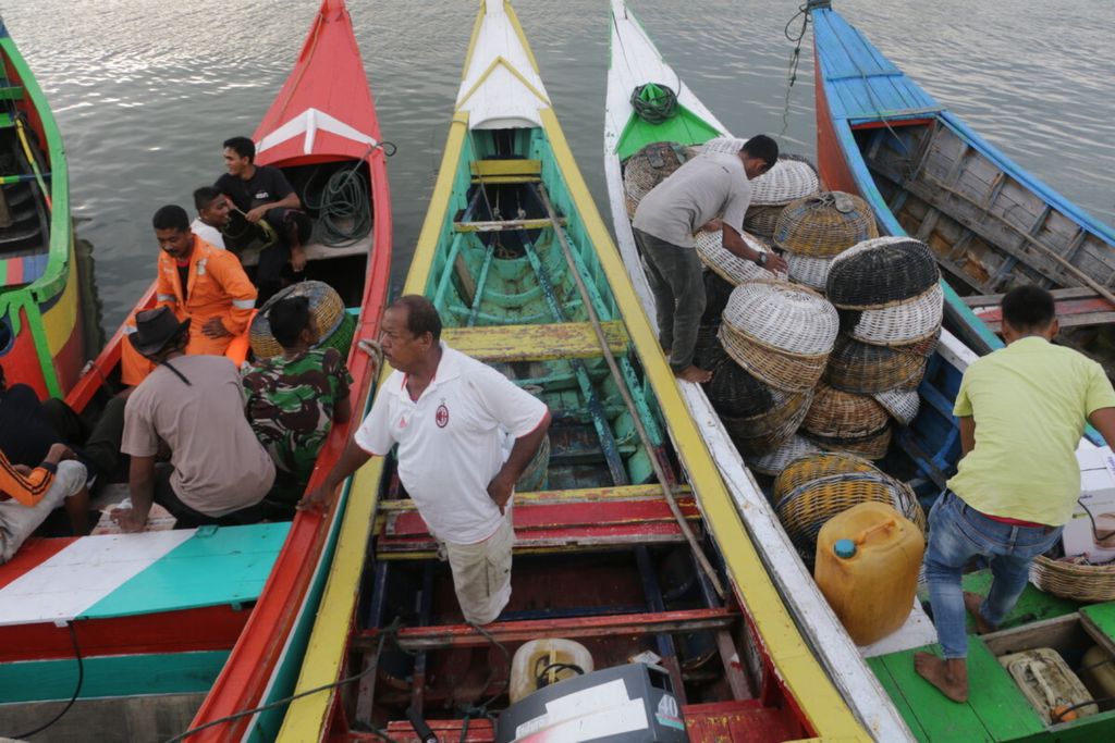 Nelayan di Krueng Raya, Kabupaten Besar, Aceh bersiap melaut (3/4/2022). Nelayan Aceh kerap mengalami kelangkaan solar subsidi akibatnya mereka harus mengeluarkan biaya tambahan untuk membeli solar nonsubsidi