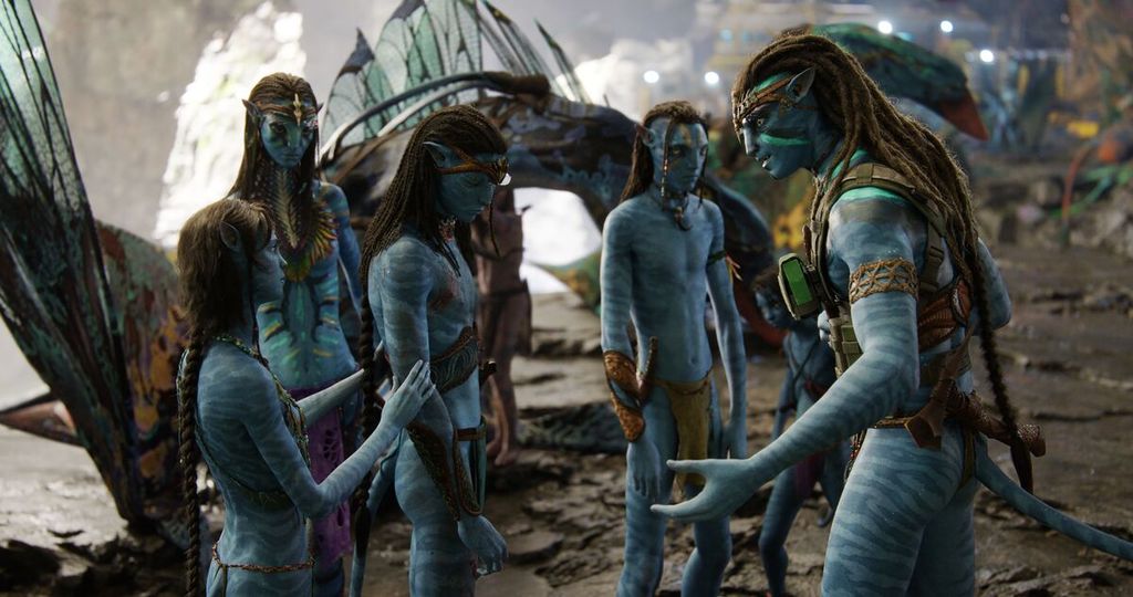 (Dari kiri ke kanan) Tsireya (Bailey Bass), Neytiri (Zoe Saldana), Neteyam (Jamie Flatters), Lo'ak (Britain Dalton), dan Jake Sully (Sam Worthington) di 20th Century Studios' <i>Avatar: The Way of Water.</i>