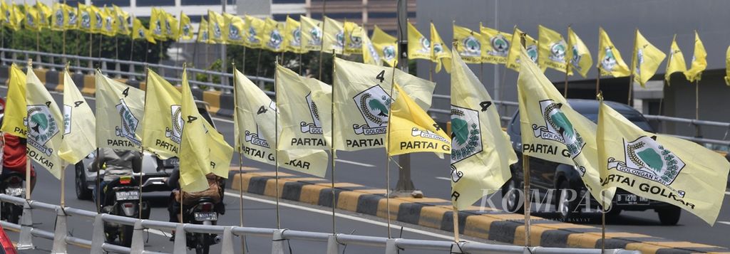 Bendera Partai Golkar dipasang berderet di jalan layang Jalan KH Mas Mansyur, Jakarta, Minggu (1/12/2019). 