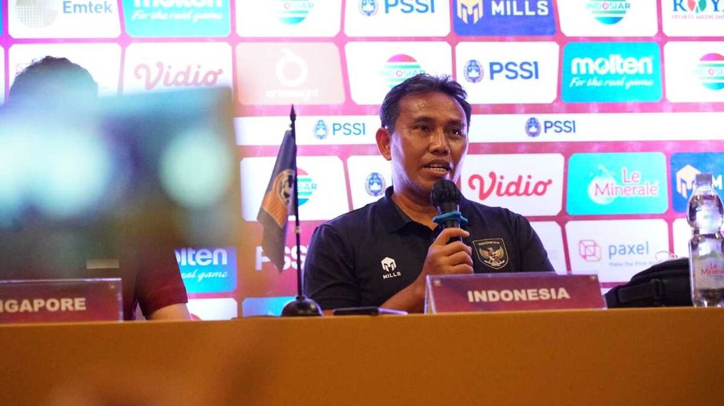 Pelatih tim Indonesia U-16 Bima Sakti memberikan keterangan kepada media pada konferensi pers jelang turnamen Piala AFF U-16 2022, Sabtu (30/7/2022), di Yogyakarta. Bima memastikan skuad "Garuda Muda" siap mengejar gelar juara.