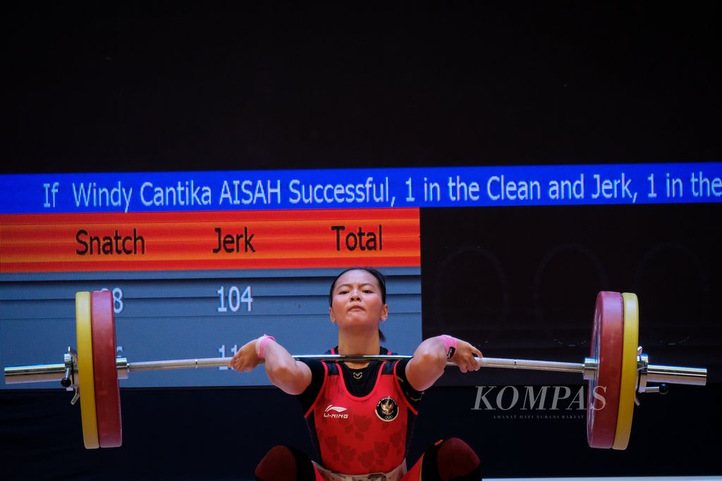 Llifter Indonesia, Windy Cantika Aisah, saat tampil di SEA Games Vietnam 2021, di Hanoi Sports Training Center, Kamis (19/5/2022).