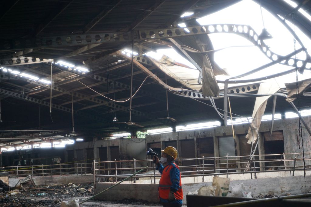 Petugas dari PLN mengecek jaringan listrik setelah terbakarnya Pasar Wage di Purwokerto, Banyumas, Jawa Tengah, Selasa (22/9/2020).
