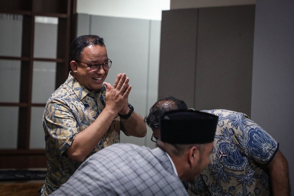Bakal calon presiden Koalisi Perubahan untuk Persatuan (KPP) Anies Baswedan berpamitan kepada wartawan seusai konferensi pers di Jalan Brawijaya X, Jakarta Selatan, Jumat (5/5/2023). 