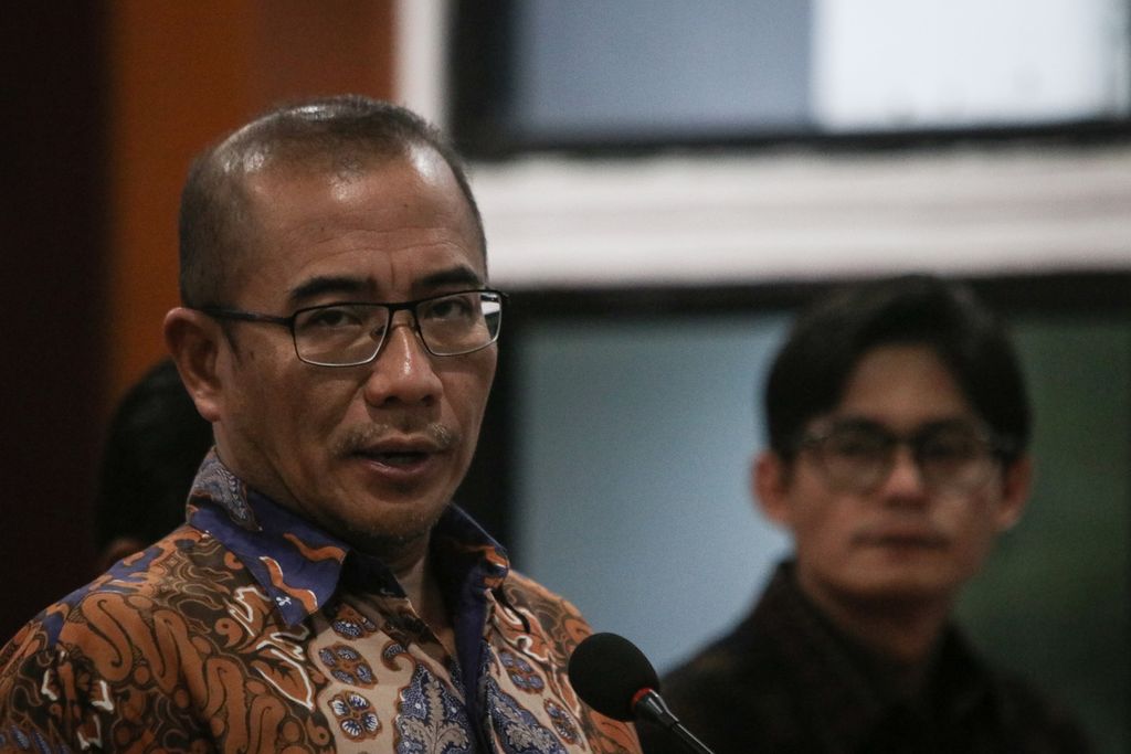 Ketua KPU Hasyim Asy'ari (kiri) menyampaikan keterangan pers di Kantor KPU, Jakarta, Rabu (21/12/2022). KPU akan melibatkan ahli untuk menindaklanjuti putusan MK terkait UU Nomor 7 Tahun 2017 tentang Pemilu.