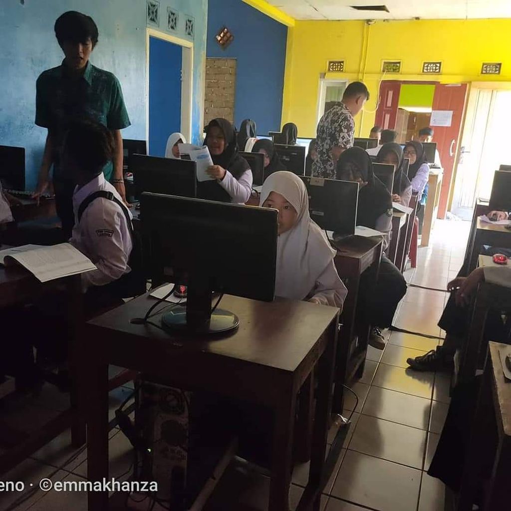 Suasana kegiatan belajar dan mengajar di Pusat Kegiatan Belajar Masyarakat (PKBM) Sarbini, Sukamanah, Cugenang, Kabupaten Cianjur, Jawa Barat. Meskipun di jalur pendidikan nonformal, semakin banyak anak usia sekolah yang memilih belajar di luar persekolahan.