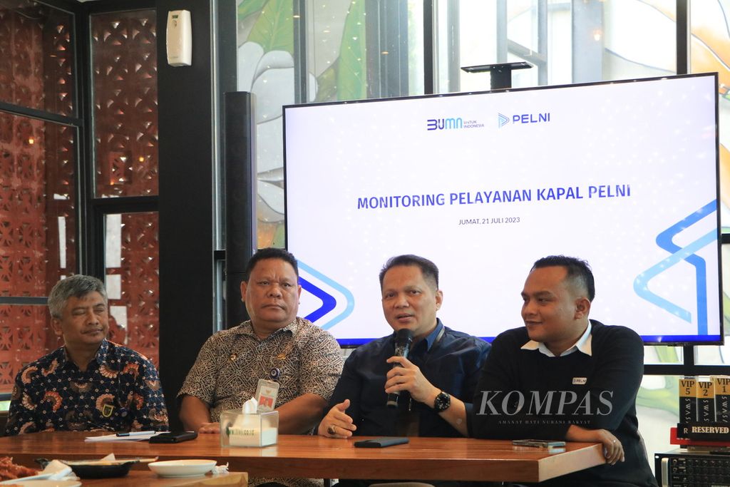 Vice President Usaha Penumpang Non-Komersial PT Pelni Presda Simangasing (kedua dari kanan) menjelaskan penyesuaian tarif dan peningkatan layanan kapal Pelni, dalam kunjungannya ke Medan, Sumatera Utara, Jumat (21/7/2023).