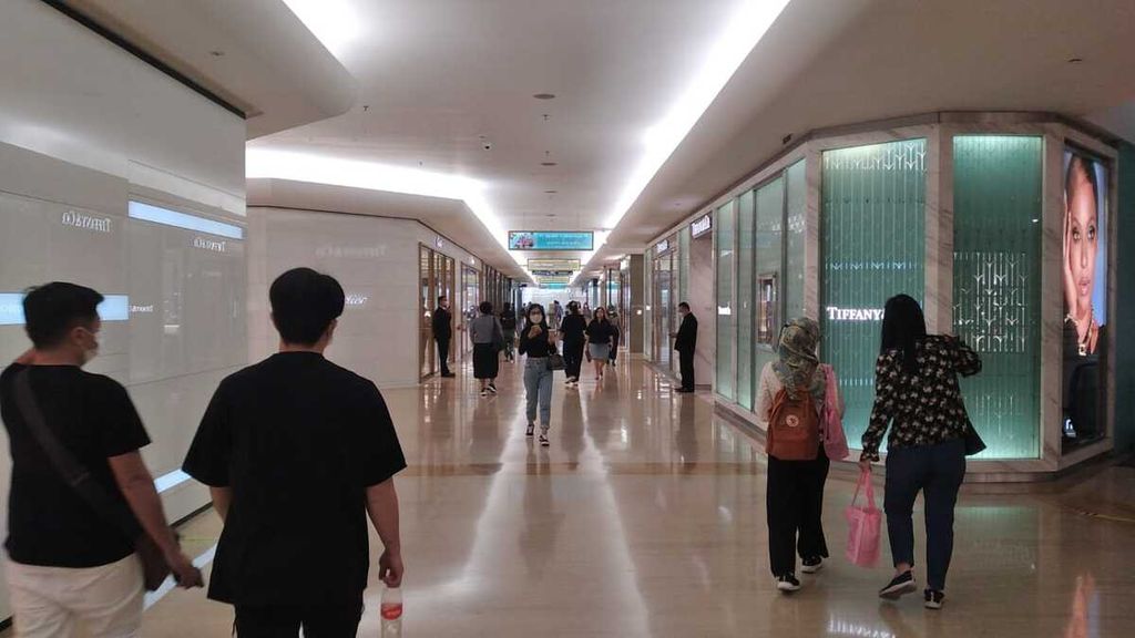 Pengunjung cukup ramai di Mall Pacific Indonesia, Jakarta Pusat pada Rabu (21/12/2022).