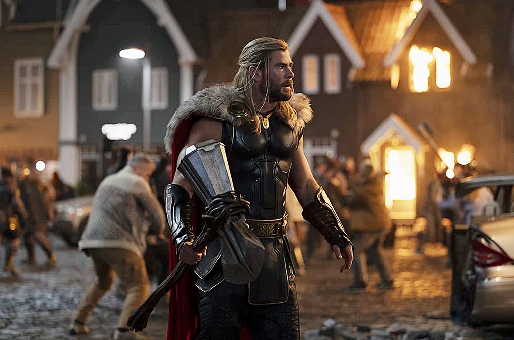 Salah satu adegan di film <i>Thor: Love and Thunder</i>. Film ini mengangkat kembali lagu-lagu lama Guns 'n Roses. 