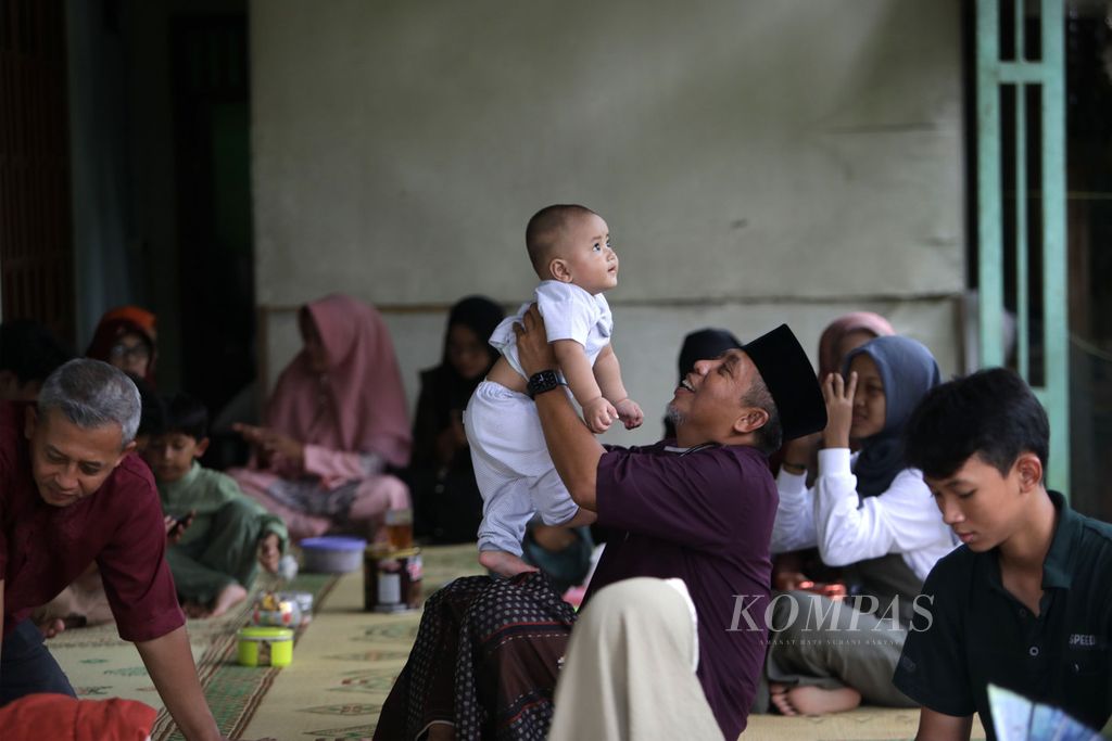 Kumpul keluarga besar atau trah menjadi salah satu tradisi yang banyak dilakukan saat momen Hari Raya Idul Fitri seperti yang dilakukan trah Bani Syahidi di Desa Ponjong, Kecamatan Ponjong, Gunung Kidul, DI Yogyakarta, Minggu (23/4/2023). 