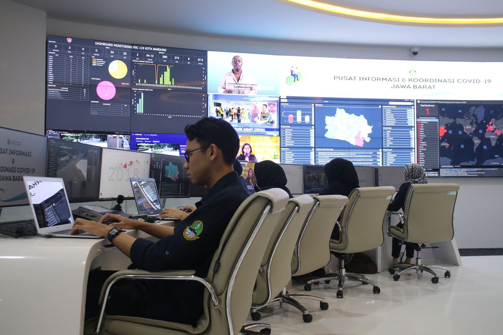 Petugas Pusat Informasi dan Koordinasi COVID-19 Jawa Barat atau Pikobar memantau informasi dan pemberitaan di media terkait virus korona di Gedung Sate, Bandung, Rabu (4/3/2020).