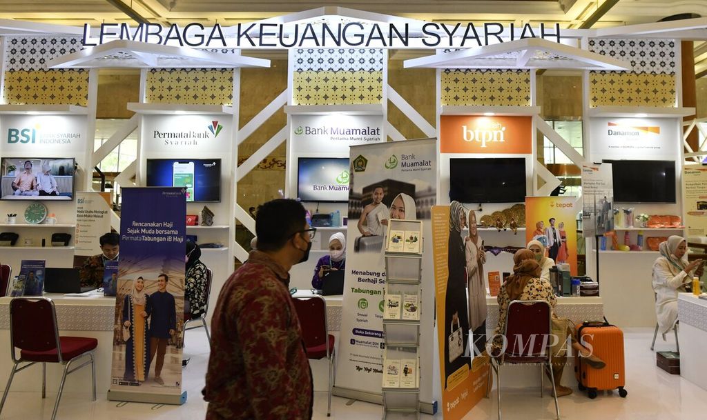 Sejumlah stan lembaga keuangan syariah dalam rangkaian Indonesia Sharia Economic Festival (ISEF) di Jakarta Convention Center, Jakarta, Rabu (5/10/2022). 
