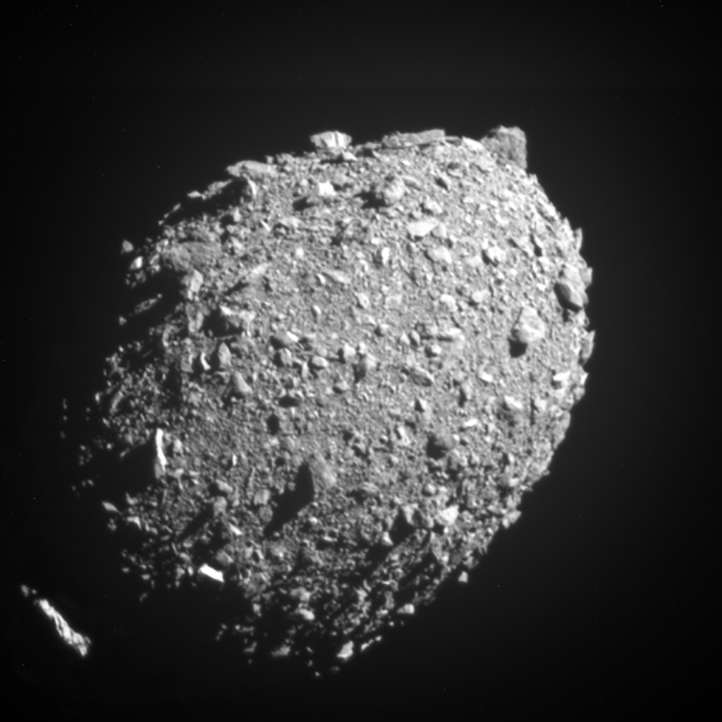 Asteroid Dimorphos pada 11 detik sebelum ditabrak oleh wahana antariksa DART milik NASA pada 26 September 2022. Citra yang diambil dari kamera DRACO yang ada di DART ini diambil pada jarak 68 kilometer dari permukaan Dimorphos dan langsung dikirim ke Bumi.
