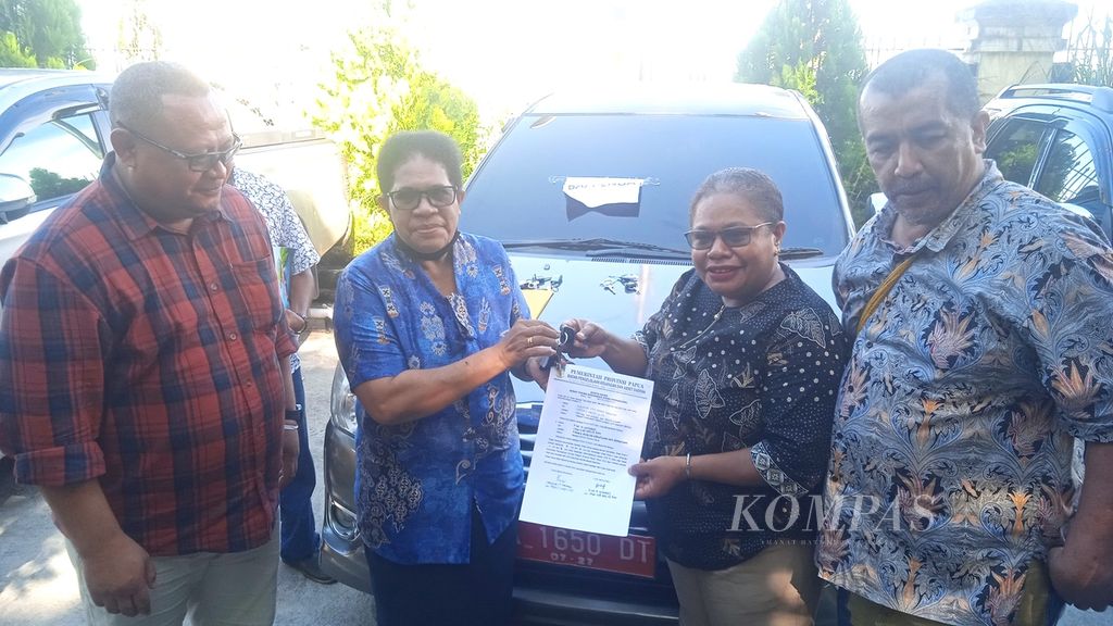 Kegiatan penyerahan kembali sejumlah aset kendaraan dinas milik pemerintah kepada Badan Pengelolaan Keuangan dan Aset Daerah Provinsi Papua di Kota Jayapura, Sabtu (13/5/2023).
