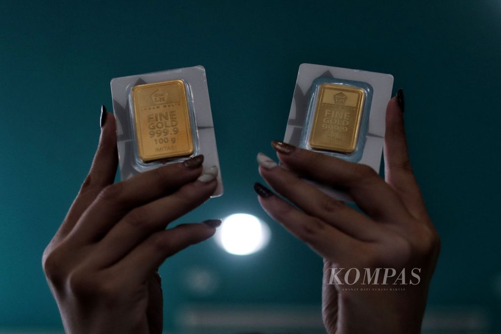 Petugas menunjukkan beberapa sampel emas batangan di Butik Emas Logam Mulia, Menara Ravindo, Kebon Sirih, Jakarta, Senin (18/1/2021).