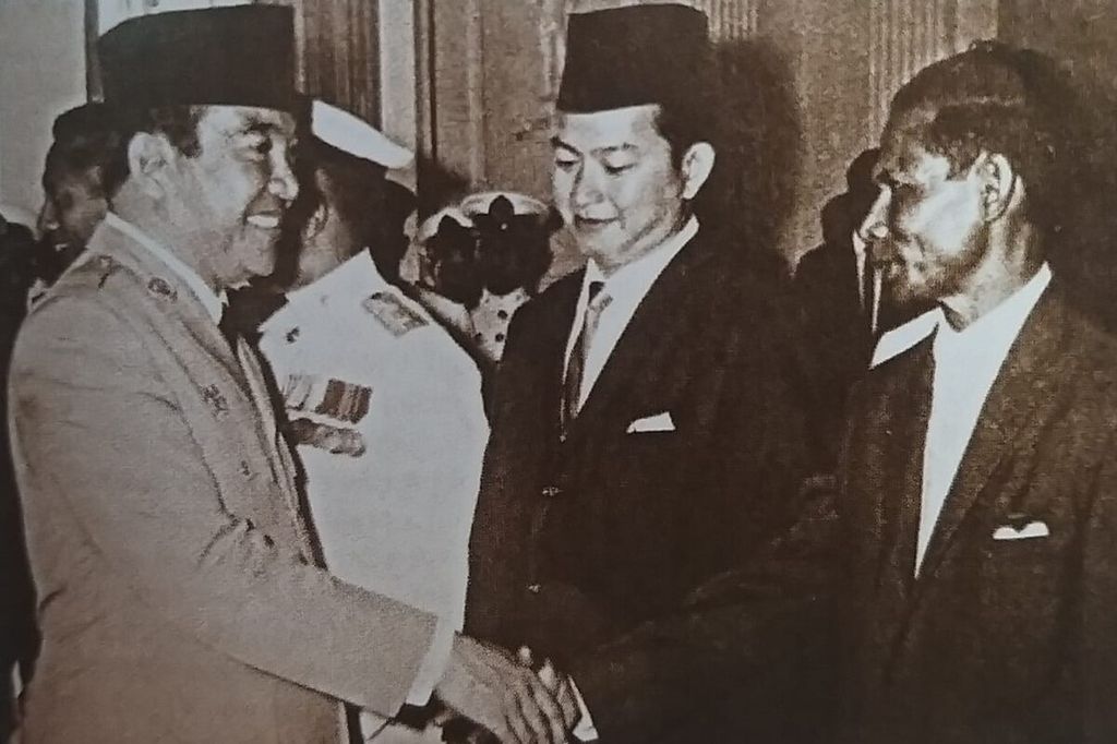Foto Frans Seda bertemu Bung Karno di suatu kesempatan. 