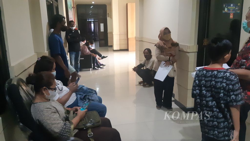 Para warga mengantri untuk menerima vaksin Covid-19 dosis kedua dan ada yang menerima vaksin dosis ketiga di Kantor Dinas Kesehatan Provinsi Papua, Kota Jayapura, Rabu (19/1/2022).